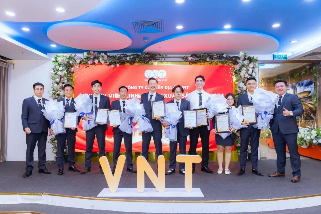 Địa ốc VNT vinh danh CBNV xuất sắc 2024