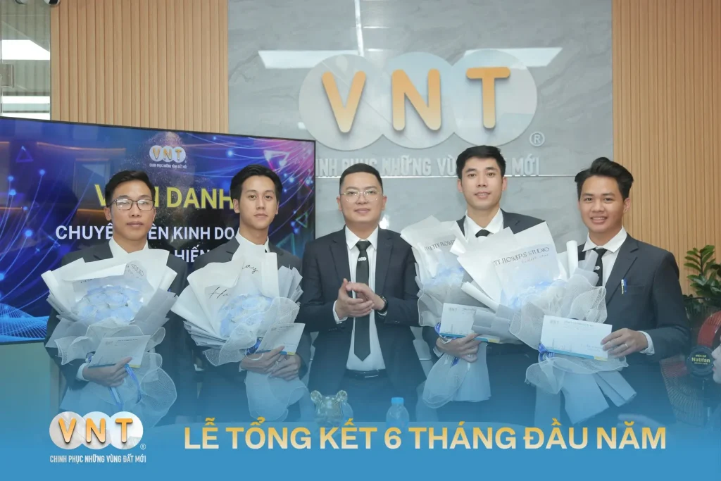 Ngày 05/08, Công Ty Cổ Phần Địa Ốc VNT đã tổ chức buổi Tổng kết 6 tháng đầu năm 2025, với sự hiện diện của Ban Giám Đốc cùng toàn thể CBNV – đánh dấu cột mốc quan trọng của nửa chặng đường 2025 đã qua, đồng thời mở ra một chương mới đầy bứt phá.