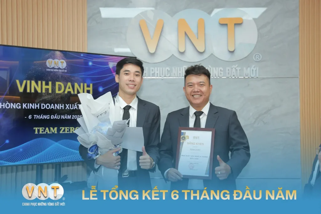 Ngày 05/08, Công Ty Cổ Phần Địa Ốc VNT đã tổ chức buổi Tổng kết 6 tháng đầu năm 2025, với sự hiện diện của Ban Giám Đốc cùng toàn thể CBNV – đánh dấu cột mốc quan trọng của nửa chặng đường 2025 đã qua, đồng thời mở ra một chương mới đầy bứt phá.