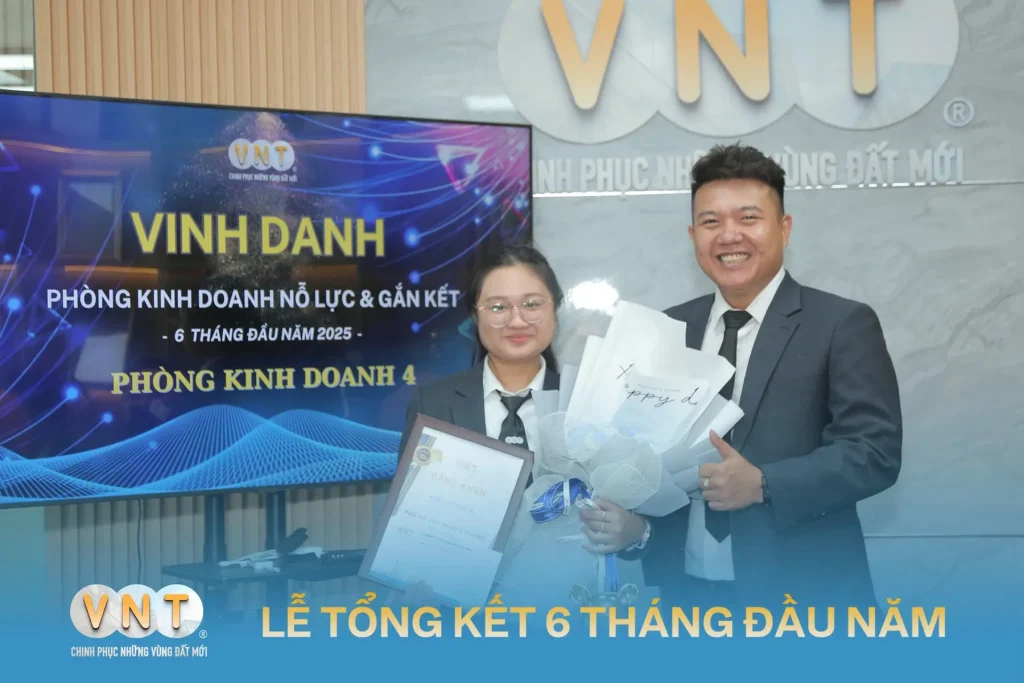 Ngày 05/08, Công Ty Cổ Phần Địa Ốc VNT đã tổ chức buổi Tổng kết 6 tháng đầu năm 2025, với sự hiện diện của Ban Giám Đốc cùng toàn thể CBNV – đánh dấu cột mốc quan trọng của nửa chặng đường 2025 đã qua, đồng thời mở ra một chương mới đầy bứt phá.