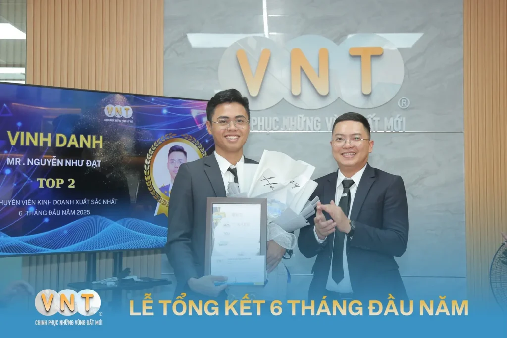 Ngày 05/08, Công Ty Cổ Phần Địa Ốc VNT đã tổ chức buổi Tổng kết 6 tháng đầu năm 2025, với sự hiện diện của Ban Giám Đốc cùng toàn thể CBNV – đánh dấu cột mốc quan trọng của nửa chặng đường 2025 đã qua, đồng thời mở ra một chương mới đầy bứt phá.