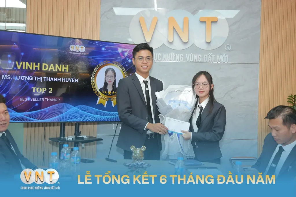 Ngày 05/08, Công Ty Cổ Phần Địa Ốc VNT đã tổ chức buổi Tổng kết 6 tháng đầu năm 2025, với sự hiện diện của Ban Giám Đốc cùng toàn thể CBNV – đánh dấu cột mốc quan trọng của nửa chặng đường 2025 đã qua, đồng thời mở ra một chương mới đầy bứt phá.