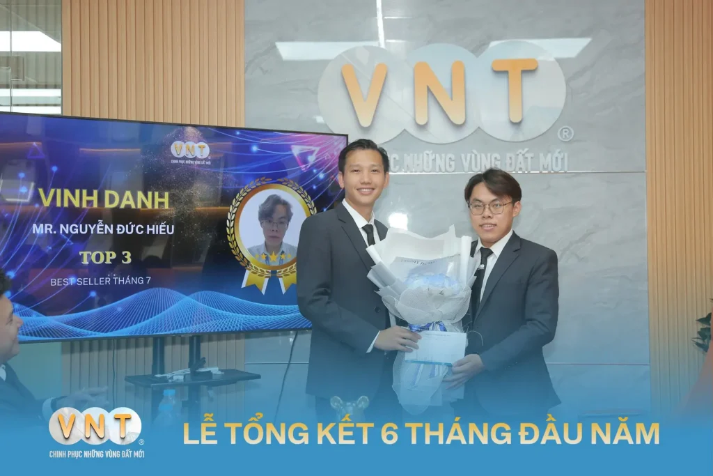 Ngày 05/08, Công Ty Cổ Phần Địa Ốc VNT đã tổ chức buổi Tổng kết 6 tháng đầu năm 2025, với sự hiện diện của Ban Giám Đốc cùng toàn thể CBNV – đánh dấu cột mốc quan trọng của nửa chặng đường 2025 đã qua, đồng thời mở ra một chương mới đầy bứt phá.