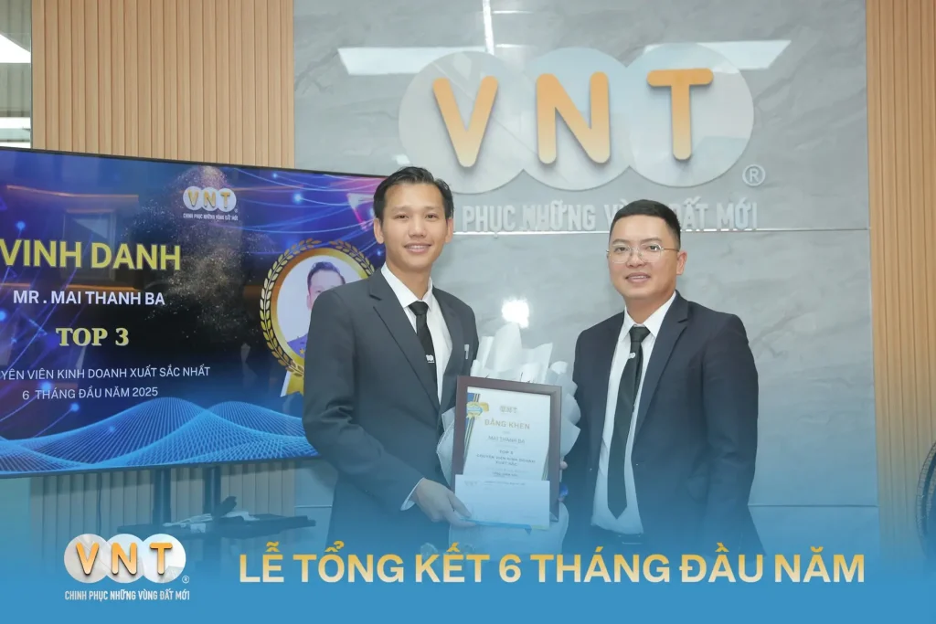 Ngày 05/08, Công Ty Cổ Phần Địa Ốc VNT đã tổ chức buổi Tổng kết 6 tháng đầu năm 2025, với sự hiện diện của Ban Giám Đốc cùng toàn thể CBNV – đánh dấu cột mốc quan trọng của nửa chặng đường 2025 đã qua, đồng thời mở ra một chương mới đầy bứt phá.