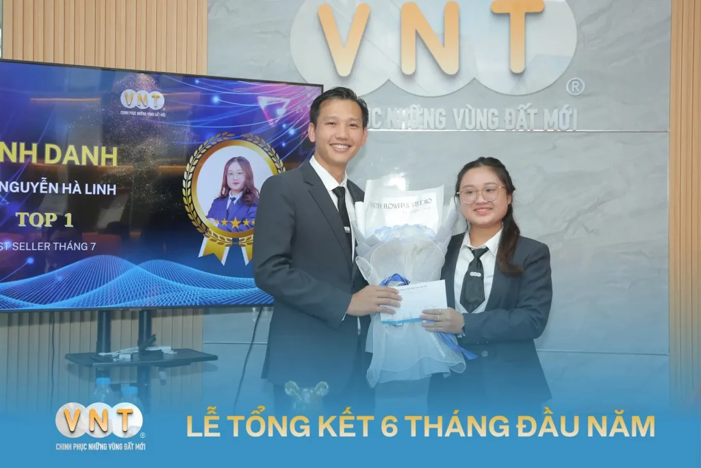 Ngày 05/08, Công Ty Cổ Phần Địa Ốc VNT đã tổ chức buổi Tổng kết 6 tháng đầu năm 2025, với sự hiện diện của Ban Giám Đốc cùng toàn thể CBNV – đánh dấu cột mốc quan trọng của nửa chặng đường 2025 đã qua, đồng thời mở ra một chương mới đầy bứt phá.