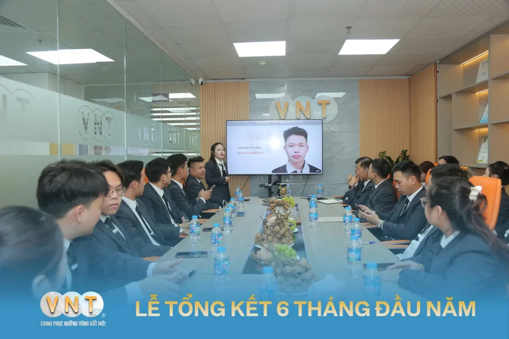 Địa Ốc VNT tổng kết 6 tháng đầu năm 2025Với nội lực mạnh mẽ và tinh thần không ngừng bứt phá, Địa Ốc VNT tin tưởng sẽ vững vàng, gặt hái thêm nhiều thành công trong chặng đường còn lại của năm 2025.
Cùng nhìn lại những khoảnh khắc đẹp nhất trong buổi Tổng kết – nơi tinh thần VNT được thắp sáng bằng sự gắn kết, tự hào và quyết tâm bứt phá!