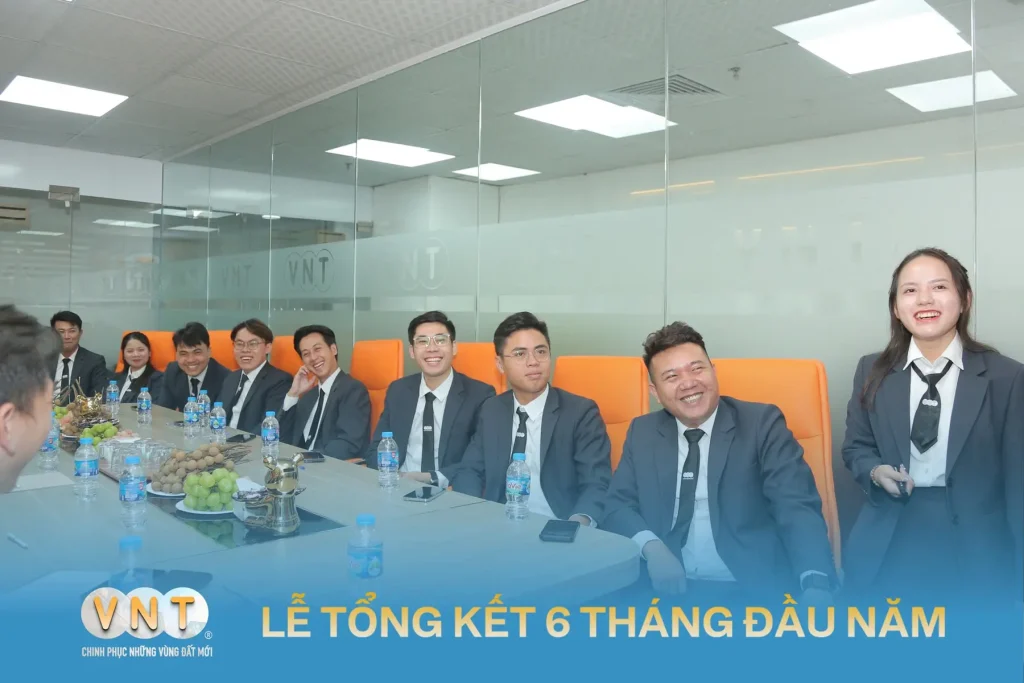 Ngày 05/08, Công Ty Cổ Phần Địa Ốc VNT đã tổ chức buổi Tổng kết 6 tháng đầu năm 2025, với sự hiện diện của Ban Giám Đốc cùng toàn thể CBNV – đánh dấu cột mốc quan trọng của nửa chặng đường 2025 đã qua, đồng thời mở ra một chương mới đầy bứt phá.