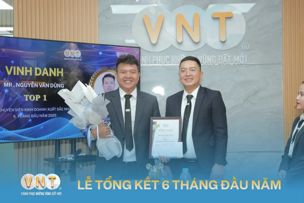 Ngày 05/08, Công Ty Cổ Phần Địa Ốc VNT đã tổ chức buổi Tổng kết 6 tháng đầu năm 2025, với sự hiện diện của Ban Giám Đốc cùng toàn thể CBNV – đánh dấu cột mốc quan trọng của nửa chặng đường 2025 đã qua, đồng thời mở ra một chương mới đầy bứt phá.