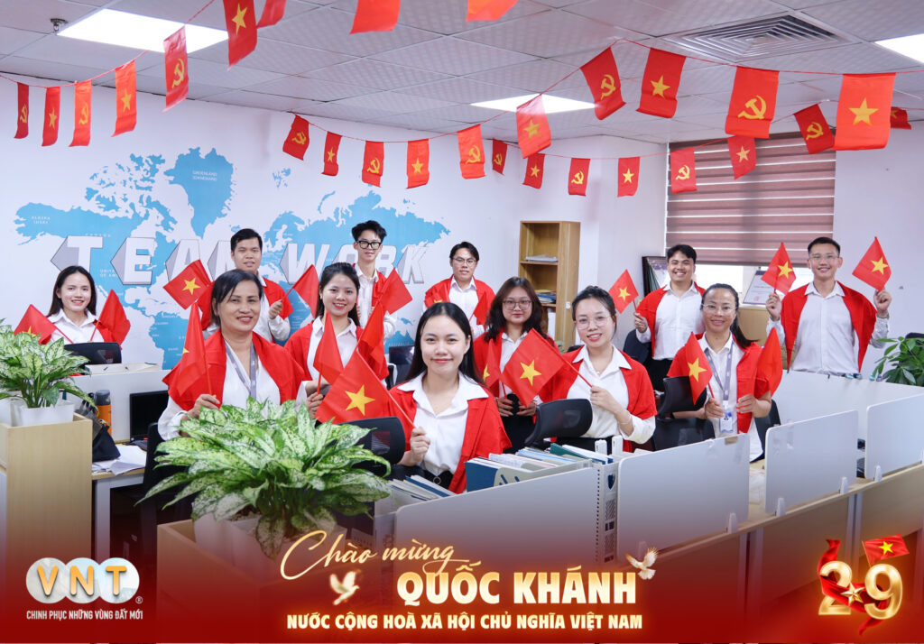 Cán bộ nhân viên các phòng ban chào mừng ngày Quốc Khánh 2/9