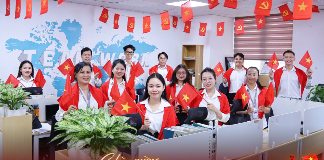 Cán bộ nhân viên các phòng ban chào mừng ngày Quốc Khánh 2/9